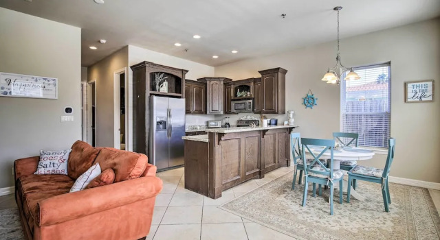 Texas Condo w/ Outdoor Pools - Walk to Beach!