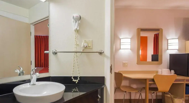 Четырёхместный номер Standard Motel 6-Whitby, ON - Toronto East