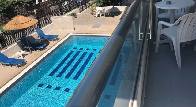 Студия с балконом и с видом на бассейн Caravel Hotel Apartments