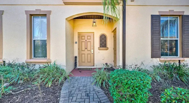 9 Mi to Disney: Davenport Townhome w/ Resort Pool, Забронировать Курортный отель Отели Давенпорт с парковкой, Парковка