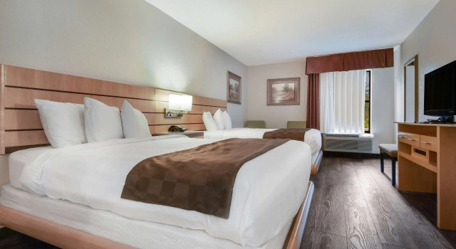 Четырёхместный номер Standard SureStay Plus by Best Western Tarboro-Kingsboro