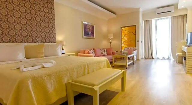 Номер Standard с балконом и с видом на море Phoenicia Luxury Hotel