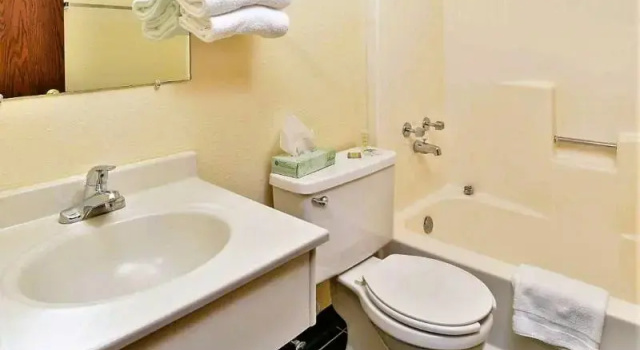 Четырёхместный номер Standard Love Hotels Staples by OYO at HWY 10 MN