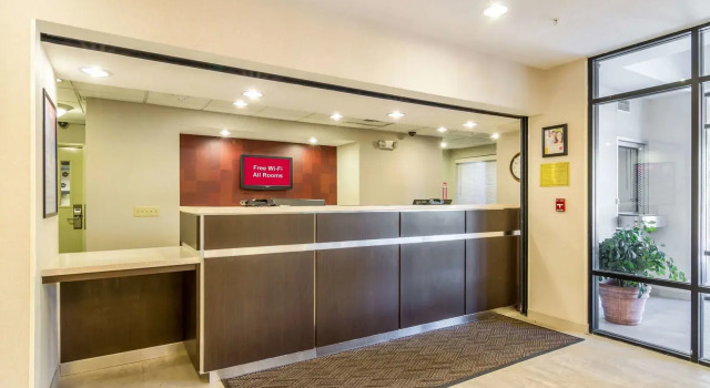 Red Roof Inn PLUS+ Tempe - Phoenix Airport, Забронировать Отель Пруд в Темпе Phoenix Metropolitan Area, рядом с Tempe Diablo Stadium