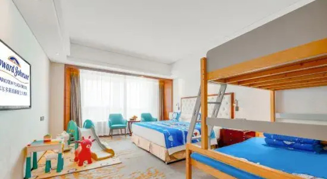 Шестиместный семейный номер Standard Howard Johnson Parkview Plaza Erdos