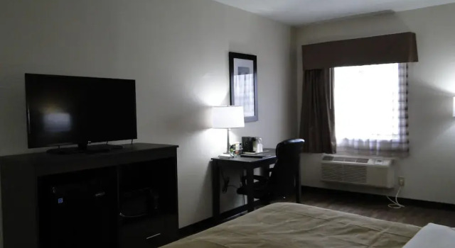 Quality Inn [ex. Comfort Inn], Book Hotel Hoteller i Clinton med parkering, Parkering