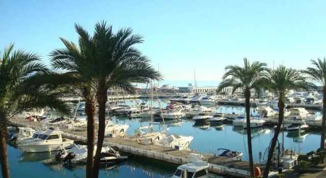 Апартаменты 2252-Amazing apt on beach, port view from terrace!