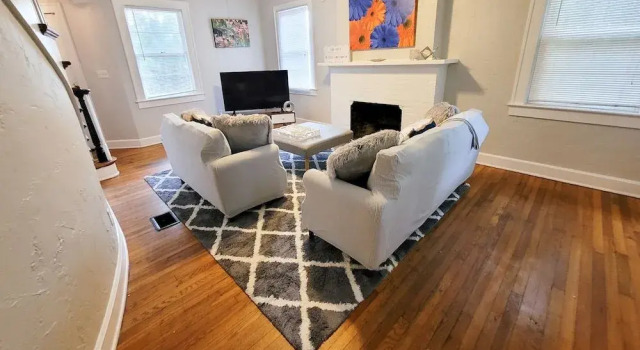 Iconic Gainesville Home- 4 Bedrooms, Rezerwuj Hotel Hotele 3-gwiazdkowe w Gainesville, 3*