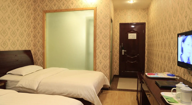 Mount Emei Happy Hotel, Book Hotel Hotels in Leshan with a Pool, Swimming Pool