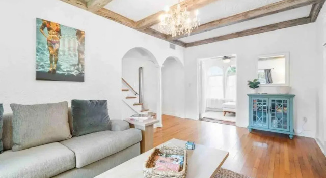 Historic Florida 4 bedroom home with pool, parking, Rezerwuj Hotel Hotele w Palm Beach County z basenem, Basen