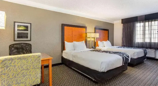 Четырёхместный номер Standard La Quinta Inn by Wyndham Champaign