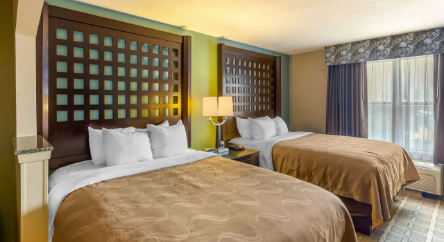 Четырёхместный люкс Quality Suites Sherman