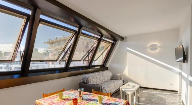JOIVY Spacious Apt For 6, Near Train Station And Beach