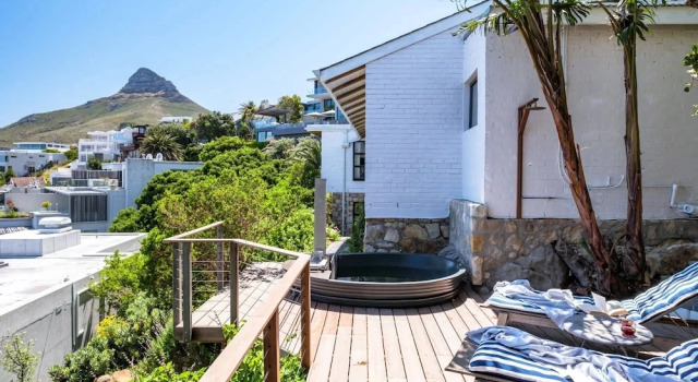 Коттедж Luxurious Camps Bay Retreat w Sea Views Rock Residence