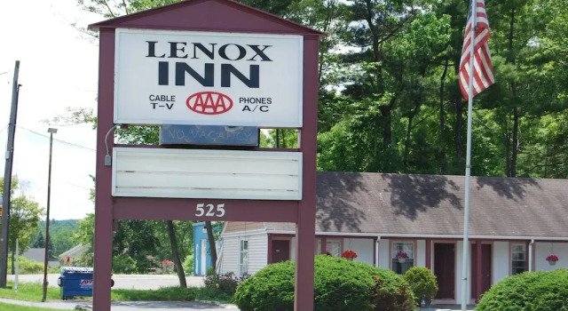 Lenox Inn, Забронировать Отель Отели Ленокс с бассейном, рядом с Guido's Marketplace, Бассейн