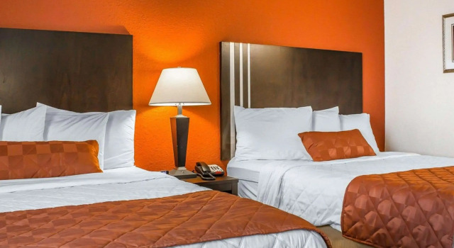 Четырёхместный номер Standard Rodeway Inn Milford