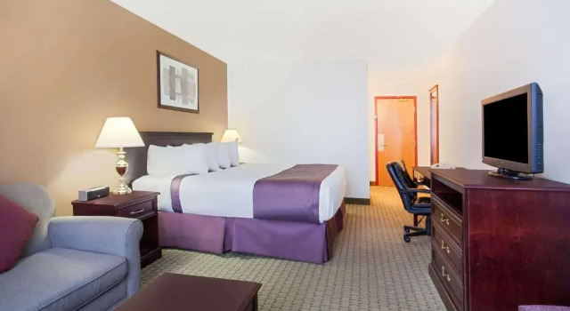 Номер Standard Ramada by Wyndham Red Deer Hotel & Suites
