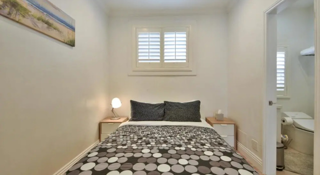 A3 Modern Home Next to Beach Sleeps 4 With AC and Beach Essentials