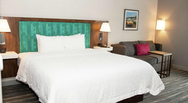 Люкс Hampton Inn and Suites Dundee