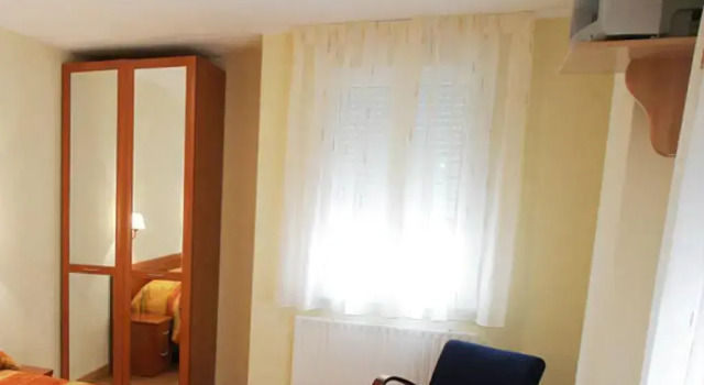 Hostal Hispanico II, Забронировать Хостел Отели Саламанки с парковкой, рядом с Парк Иезуитов, Парковка