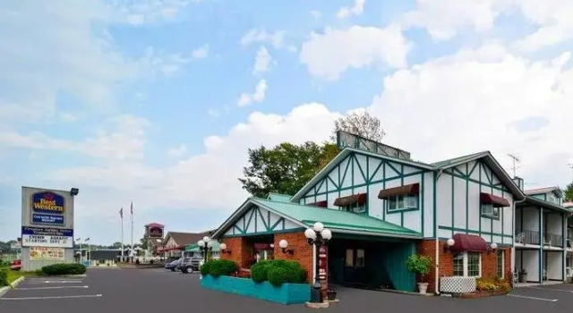 Кровать в общем номере Super 8 by Wyndham Gananoque - Country Squire Resort