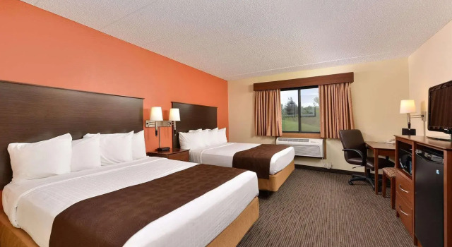 Четырёхместный номер Standard AmericInn by Wyndham Fergus Falls Conference Center