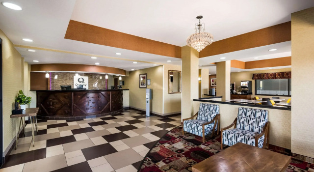 Quality Inn Des Moines North, Rezerwuj Hotel Hotele w Iowa z parkingiem, Parking