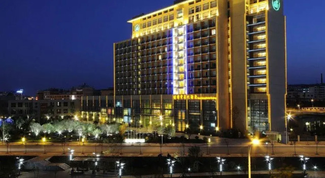 Qujing Guanfang Hotel, Book Hotel Hoteller i Qujing med pool, Swimmingpool