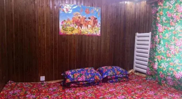 Кровать в общем номере Xueguxi Shuilongteng Inn
