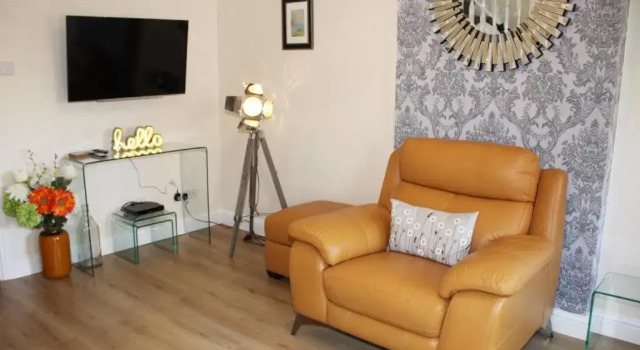Коттедж City Centre Town House with Riverside Views and Free Parking 1BAK