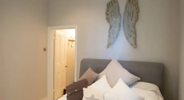 Stunning First Floor Flat In Excellent Location, Забронировать Отель Отели Лондона 4 звезды, рядом с Равенскорт Парк, 4*