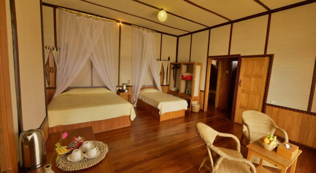 Shwe Inn Tha Floating Resort