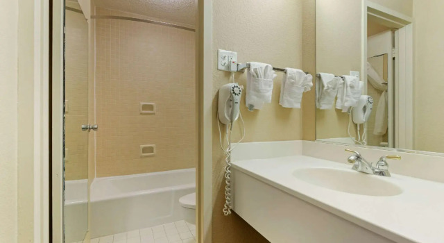 Четырёхместный номер Standard Days Inn by Wyndham Hinesville Near Fort Stewart