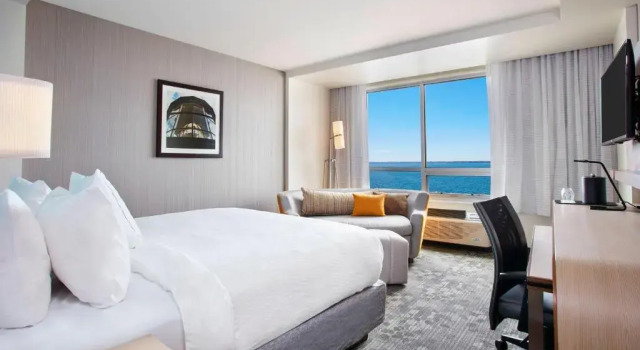 Двухместный номер Deluxe с видом на залив Courtyard by Marriott Erie Bayfront