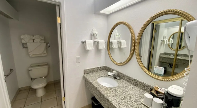 Четырёхместный номер Standard с балконом Masterpiece Hotel