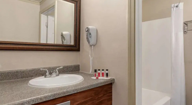 Люкс с 2 комнатами Spark by Hilton Portland Airport Maine Mall