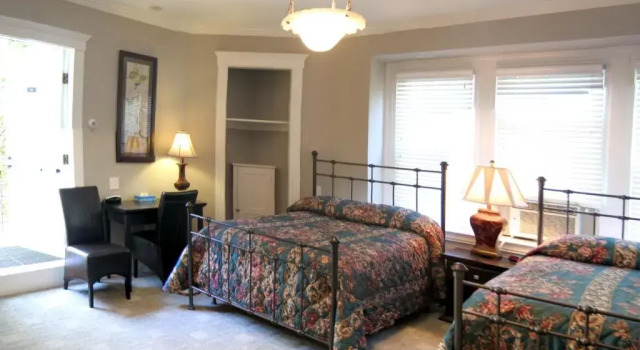 Четырёхместный номер Superior Longwood Inn