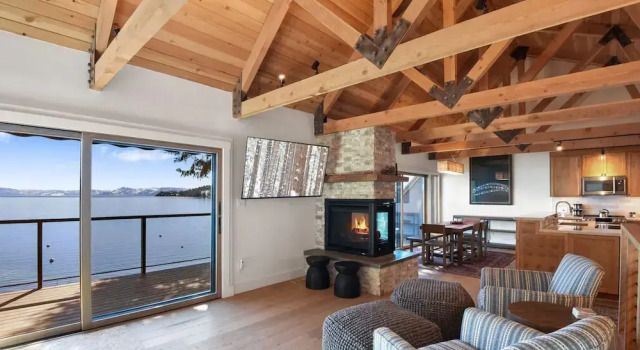 Номер Luxury с балконом и с красивым видом из окна Lakefront Luxury