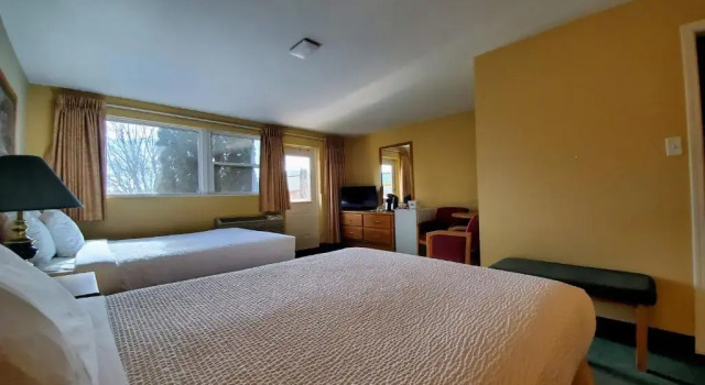 Четырёхместный номер Deluxe Days Inn by Wyndham Penticton Conference Centre