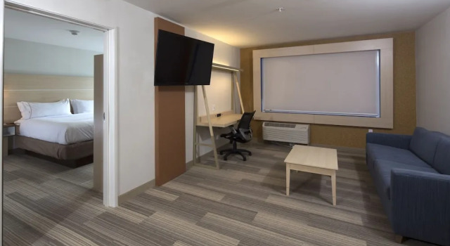 Четырёхместный люкс Holiday Inn Express & Suites - Gaylord by IHG