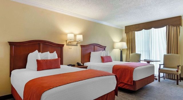 Четырёхместный номер Standard с красивым видом из окна Best Western Plus Burlington