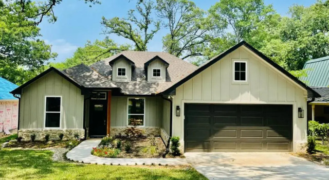 Коттедж The Benjamin I - 2022 Built Luxury Retreat with Backyard Paradise with Hot Tub Outdoor Movie Screen Dock & Boat Rental