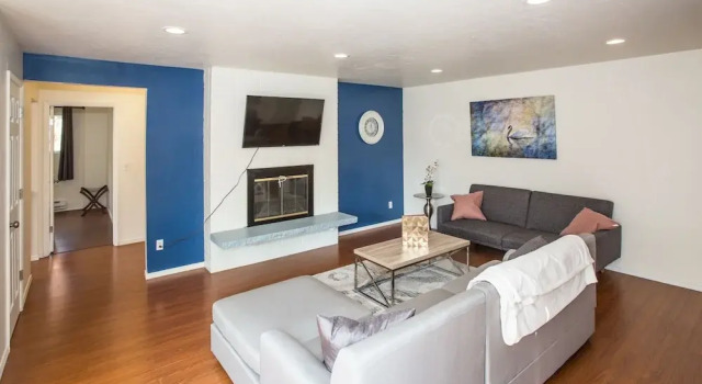 Space Needle Place - New Seattle Apt - Sleeps 8, Забронировать Отель Отели Сиэтла 3 звезды, рядом с Кинотеатр SIFF Cinema Uptown, 3*