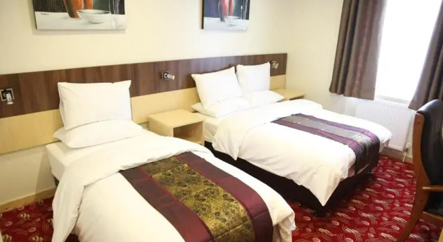 Пятиместный номер Standard Cambridge Hotel