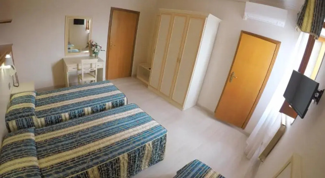 Hotel Ristorante La Ripa, Varaa Hotelli Torre Cajetani Italia