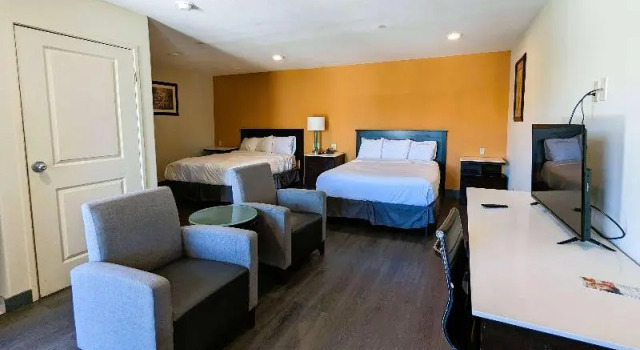 Четырёхместный номер Standard Ramada by Wyndham Culver City
