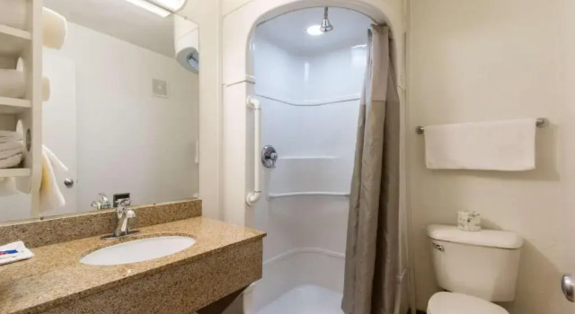 Четырёхместный номер Standard Motel 6 Austin, TX - Airport - South