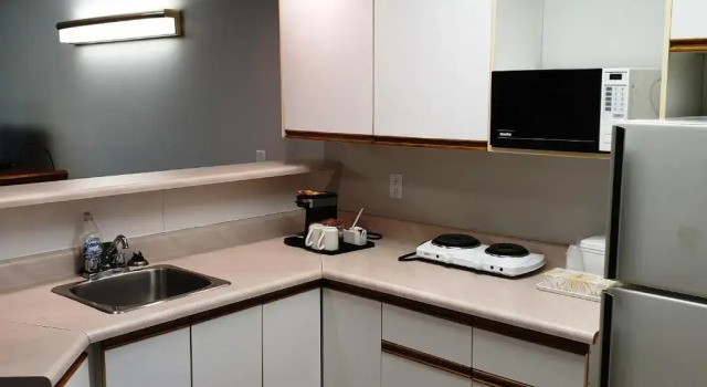 Трёхместный номер Standard с балконом Riverland Inn & Suites