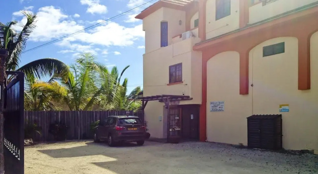 Apartment With one Bedroom in La Mivoie, La Preneuse, Black River, With Wonderful sea View, Shared Pool, Furnished Balcony - 500 m From the Beach, Buchen Sie Ferienwohnung Black River Mauritius