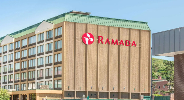 Люкс Ramada by Wyndham Cumberland Downtown
